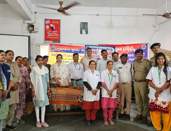 ગોધરામાં પોલીસની પાઠશાળા: શામળાજી કોલેજના વિદ્યાર્થીઓને શીખવ્યા સાયબર ક્રાઈમથી બચવાના પાઠ – ‘શી ટીમ’ અને ટ્રાફિક પોલીસે આપી ખાસ ટીપ્સ